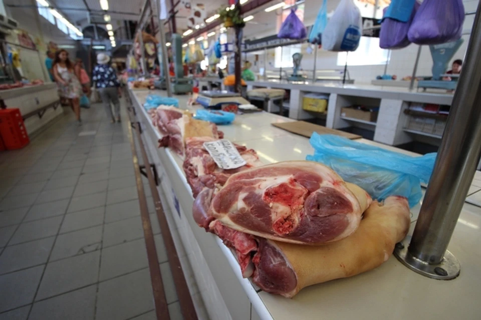 Дефицита мяса на прилавках нет, но и покупателей становится меньше.