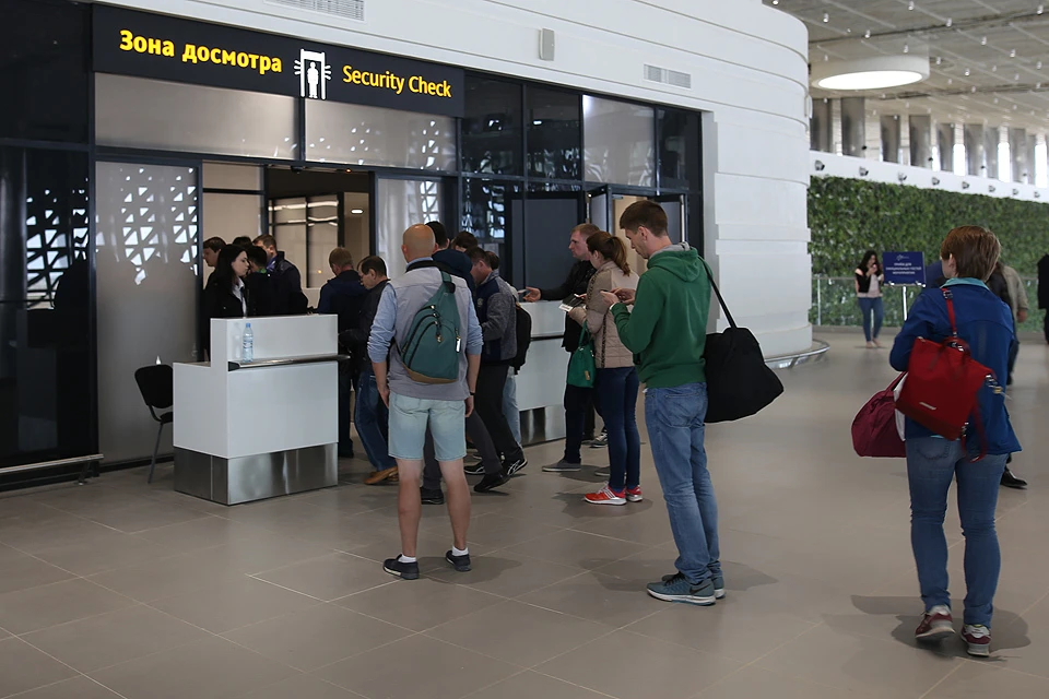 Пассажиры в зале нового аэропорта Симферополя.