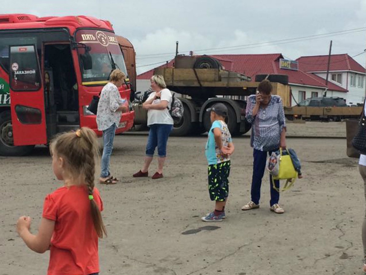 В духоте и неизвестности: Хабаровчане в жару застряли на комсомольской  трассе - KP.RU