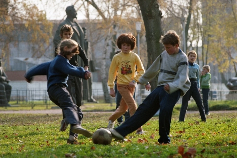 Любимым времяпровождением советских детей было играть с друзьями на улице, пока домой не загонят. Фото: Зотин Игорь/Фотохроника ТАСС
