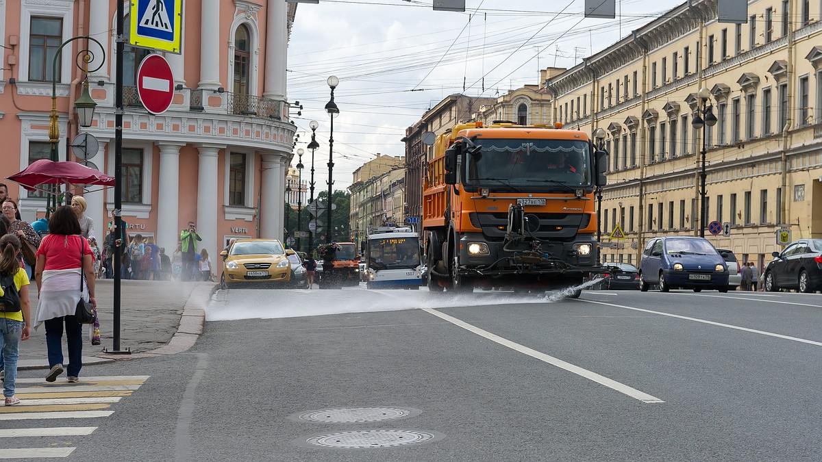 Душ» для раскаленных улиц: петербуржцы жалуются на нехватку поливочных  машин - KP.RU