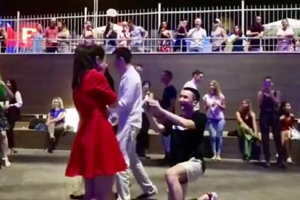 Житель Казани сделал предложение любимой девушке во время танца
