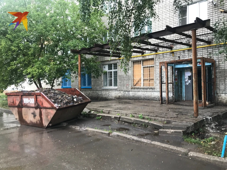 Строительный мусор оставшийся от рухнувшего козырька, представители УК «Изумрудный» не убирали несколько дней.