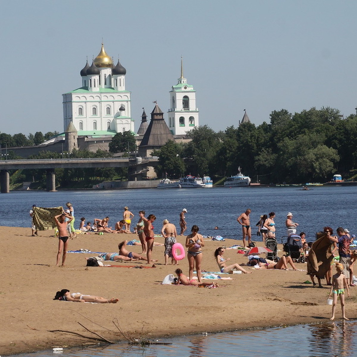 Покупаться в ростове. Псков пляж Великой. Городской пляж на Великой Псков. Псков Великая река пляж. Пляж Череха Псков.