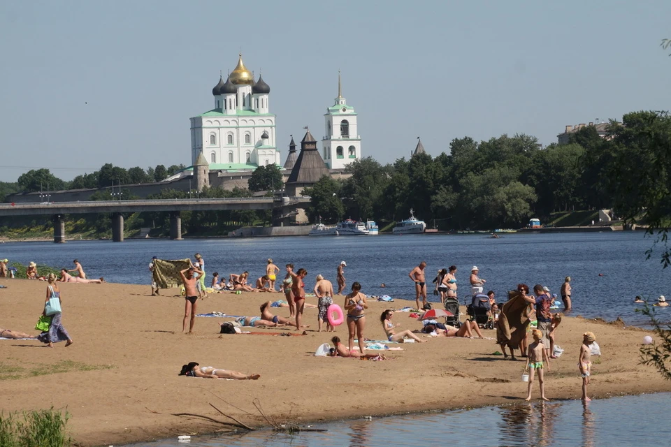 Псков где можно. Река Великая Псков пляж. Великая пляж Псков. Городской пляж Псков. Центральный пляж Псков.