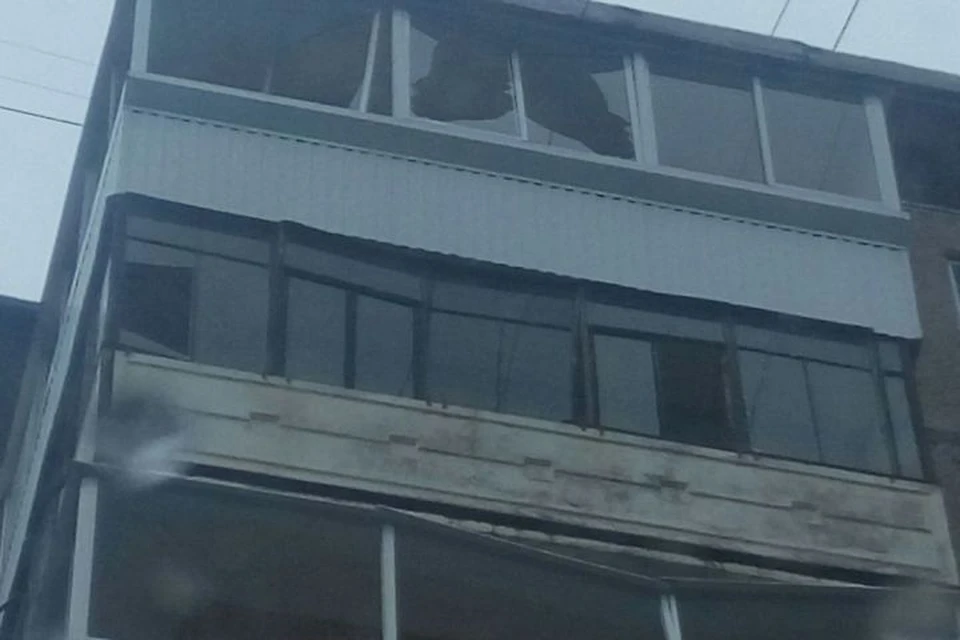 В Нижнем Тагиле в некоторых домах порывом ветром выбило стекла в окнах. Фото: Максим Шутов