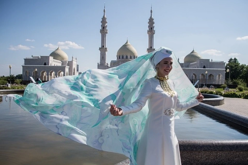Участница конкурса «Татар Кызы» фотографируются возле Белой мечети