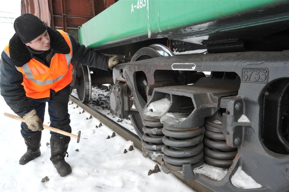 Осмотрщики-ремонтники вагонов несут ответственность за своевременное и качественное обслуживание вагонов в составе.