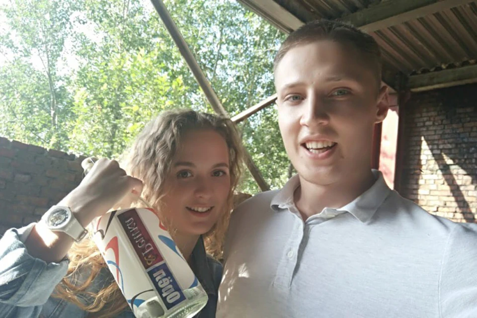 Вячеслав и Серафима хранят бутылку как сувенир