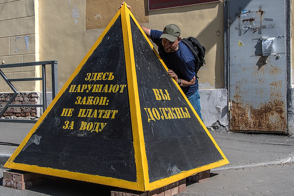 Журналист "Комсомолки" Дмитрий Стешин изучает самарские пирамиды для должников.