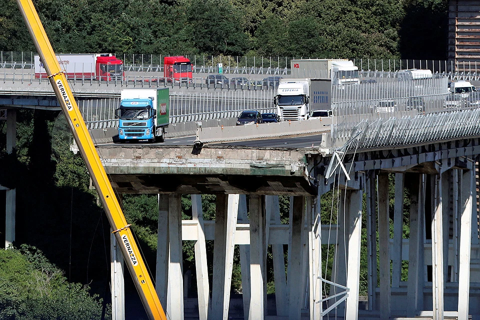 Итальянские власти планируют снести разрушенный мост полностью.