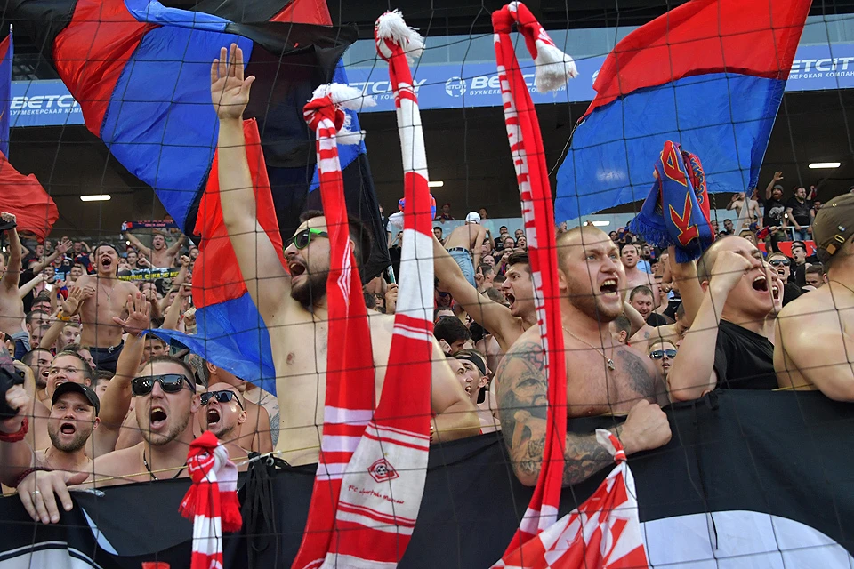 Июль 2017 года, болельщики ЦСКА на фоне спартаковских "трофеев" во время дерби в Москве.