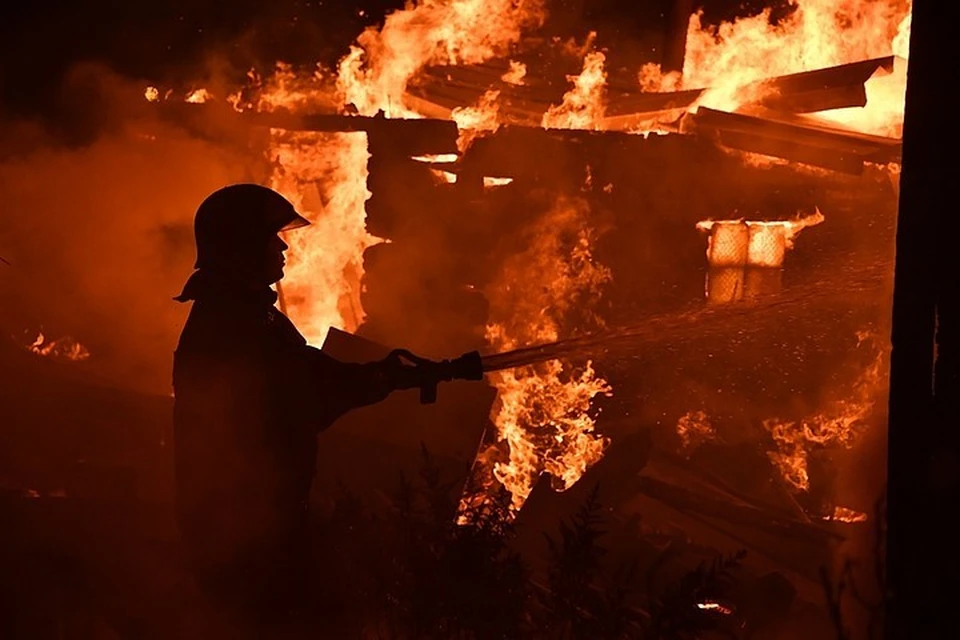 Огонь спали дом до тла. Фото: Владимир ВЕЛЕНГУРИН.