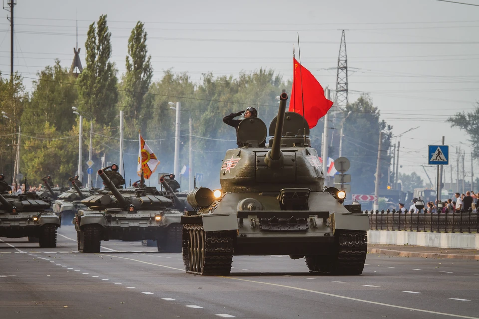 Прохождение механизированной колонны открыл символ Победы - легендарный танк Т-34