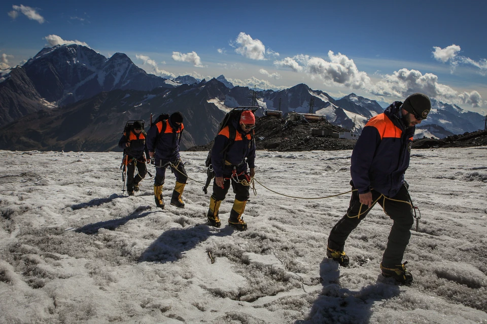 К поискам альпинистов подключились спасатели со всего Северного Кавказа. Фото: пресс-служба ГУ МЧС по КБР