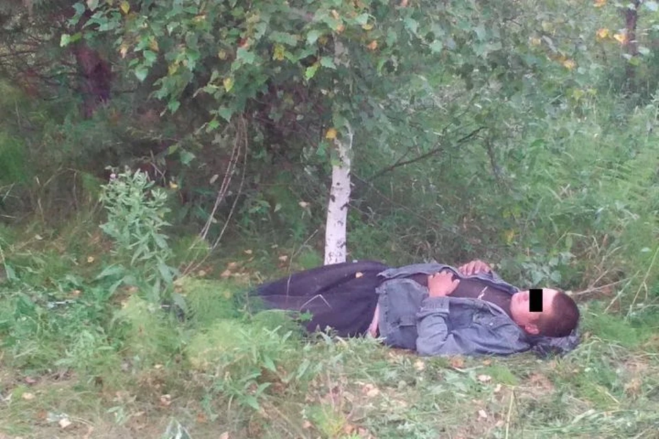 Из-за травмы мужчина не мог подняться с земли. Фото: Валерий Горелых, пресс-секретарь ГУ МВД по Свердловской области
