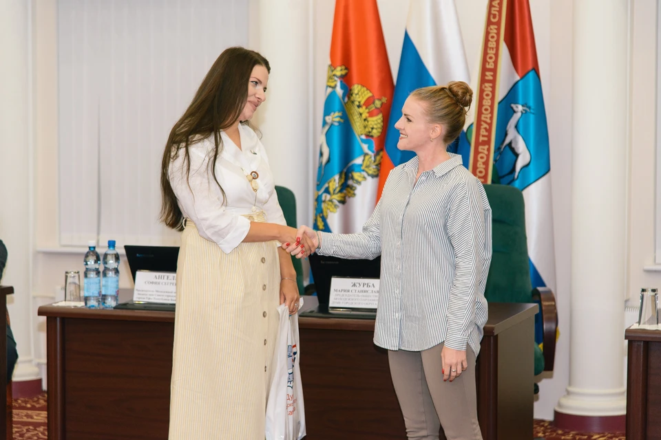 София Ангели (слева) и Мария Журба скрепили договоренности рукопожатием.