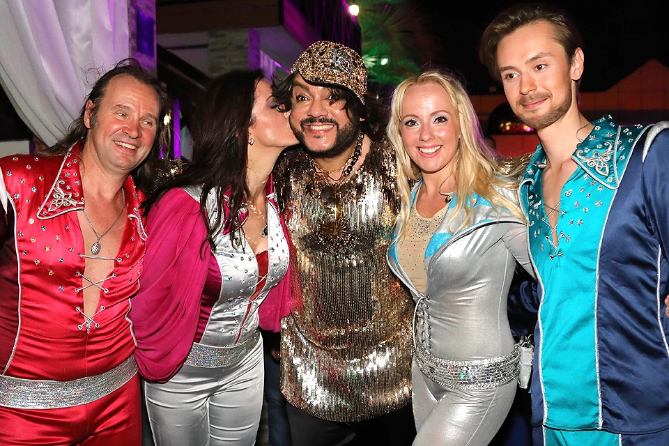 Филипп Киркоров и участники кавер-группы на вечеринке "АВВА".