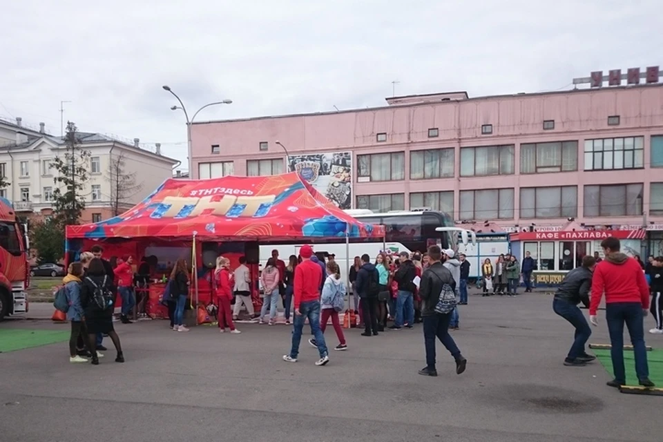 Площадка «ТНТ» работала напротив ЦУМа