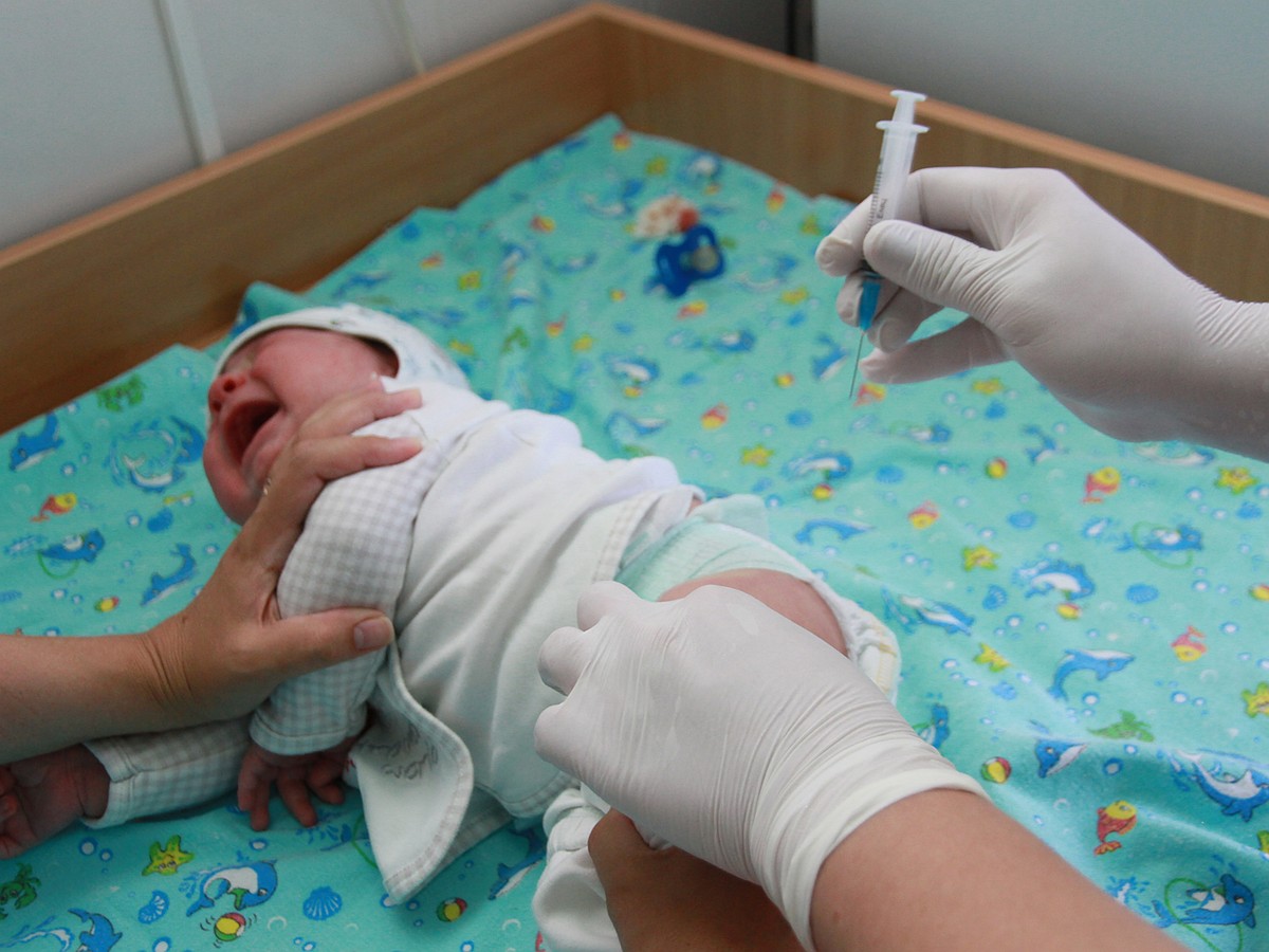 Вакцинация младенцев в больнице