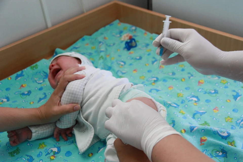 Первые две прививки от полиомиелита должны делать детям только инактивированной вакциной, которой в Новосибирской области сейчас нет.