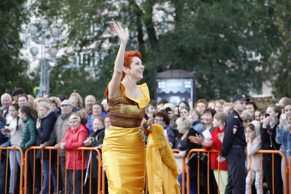 Оксана Сташенко в ярко-желтом платье - словно как живое солнце. Фото: Анатолий ЛЕВСКОЙ