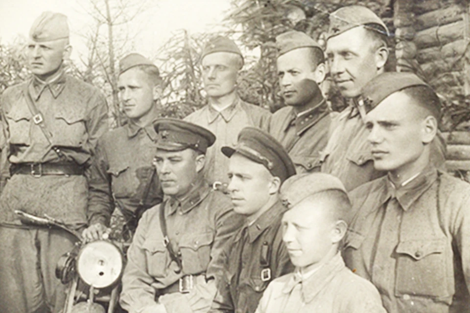 Аба Хенкин (сидит в центре) с солдатами саперного батальона. 1943 год. Фото из личного архива.