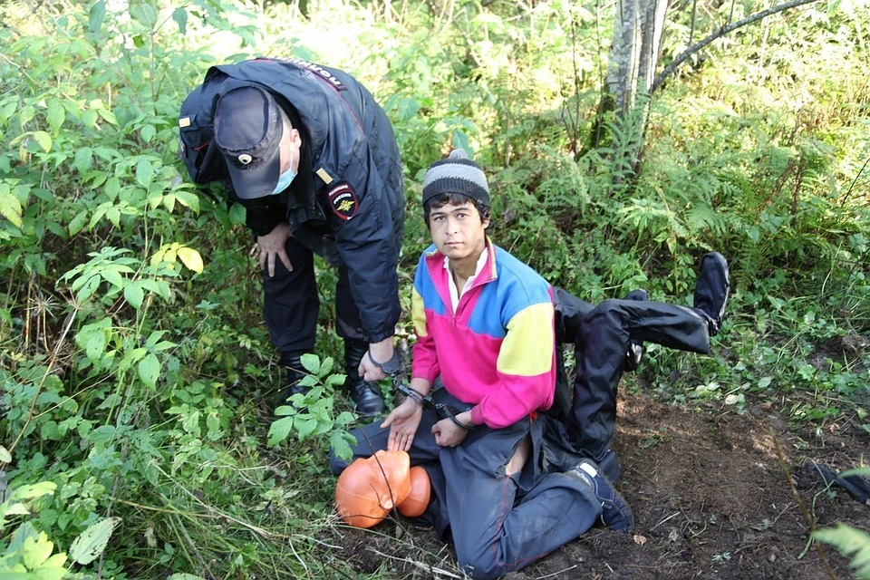 Зухреддин показывает, как он убивал Ольгу. Фото со следственного эксперимента предоставлено СУ СК РФ по Ленинградской области