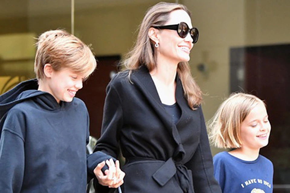 Xодят слухи, что папарации не просто так удается теперь часто фотографировать Анджелину с детьми на прогулках