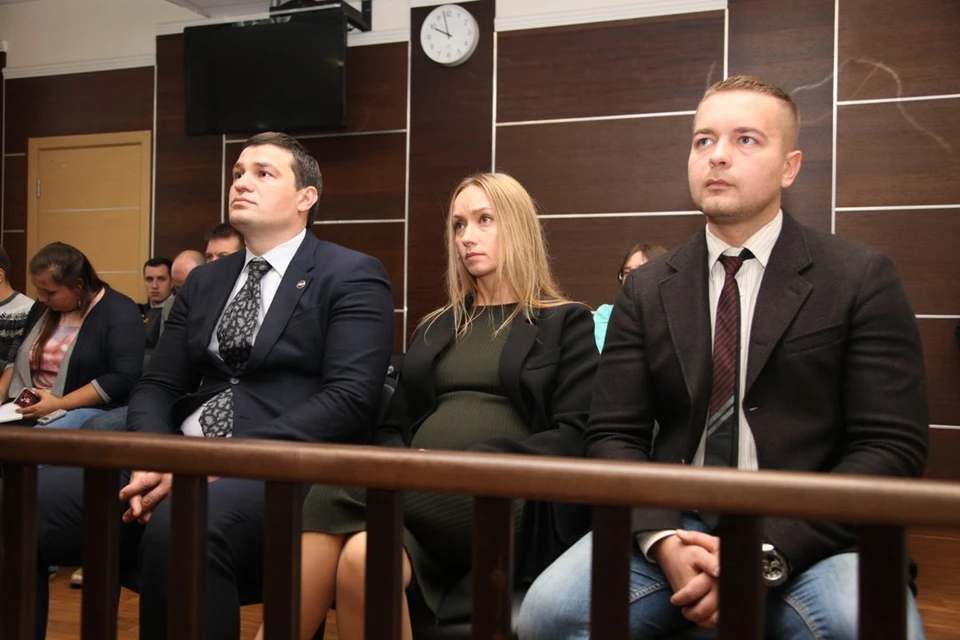 Александр Телепнев (слева) пришел на суд с беременной женой.