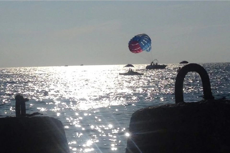 Отпускникам разрешили прокатиться на водном парашюте, несмотря на погоду.