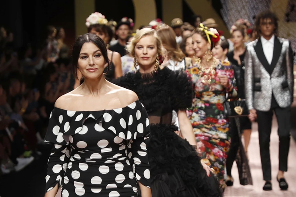 Моника Белуччи стала главной звездой показа Dolce & Gabbana на Миланской Неделе моды.