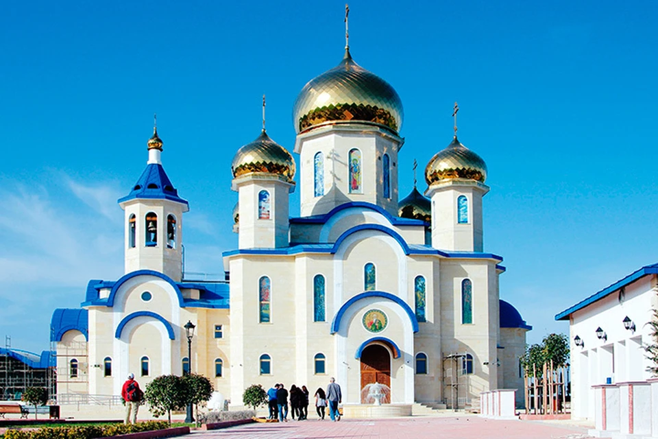 Храм Андрея Первозванного - первый русский православный храм на Кипре, увенчанный золотыми куполами.