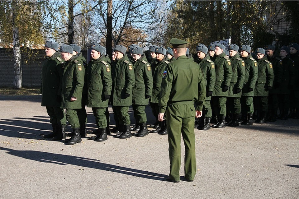 Без срочной службы. Воинская часть срочная служба. Призыв осень. Призывники шагают. Сборный пункт контрактников.