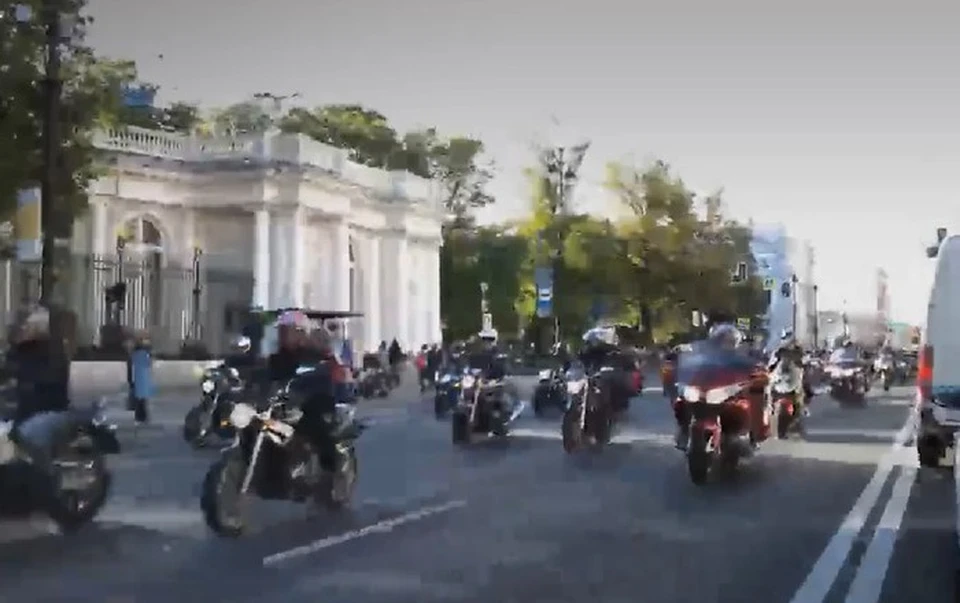 Сотни байкеров проехались по Невскому проспекту. Фото: скриншот видео.