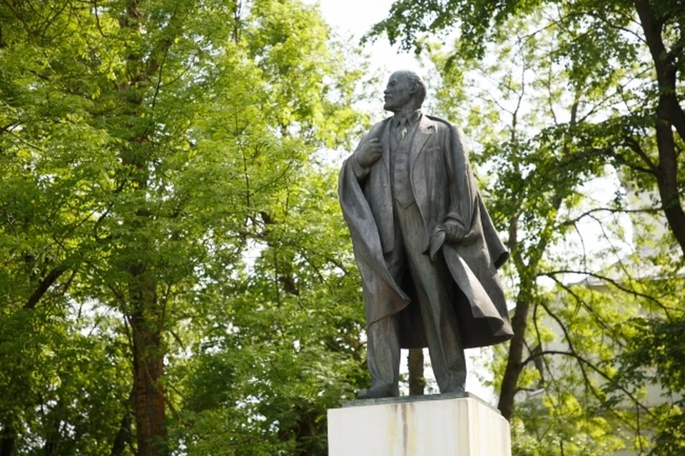 Нужно ли сносить памятники Ленину и развенчивать мифы о коммунизме