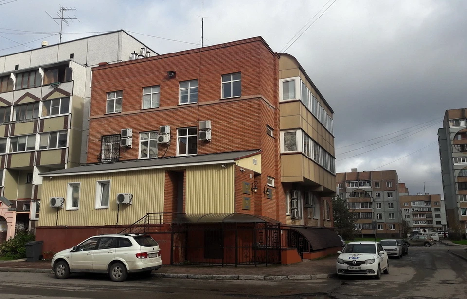 Здание, где раньше располагался медцентр, а теперь бегают люди в костюмах и девушки в больничных халатах.