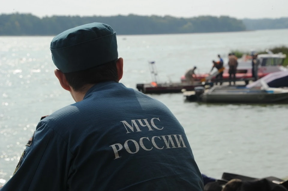 На Псковском озере яхта в шторм села на мель, людей спасли сотрудники МЧС.