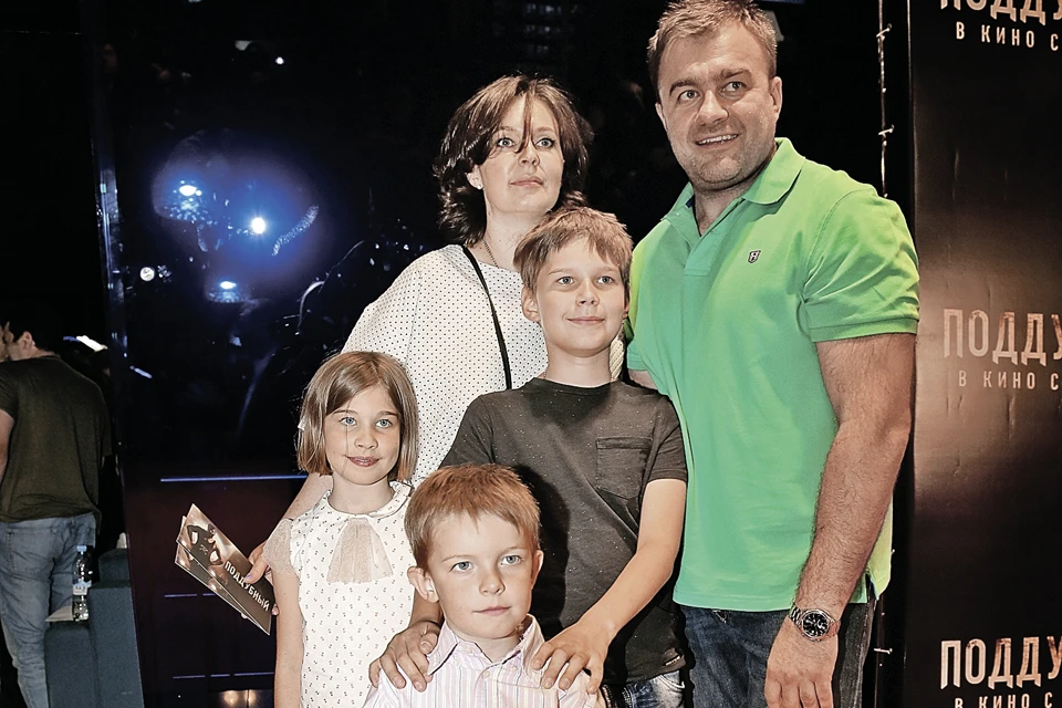 Детей Михаил старается воспитывать словом, а не ремнем. На фото с женой Ольгой, дочкой Машей и сыновьями Мишей и Петей (младший).