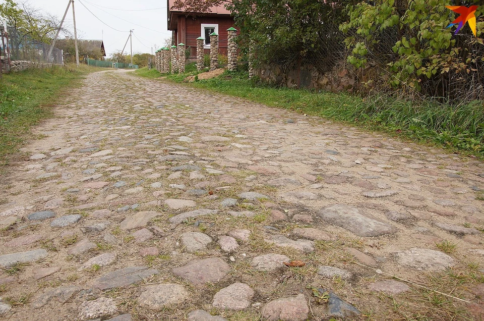 Вдоль этой старинной брукованки в Листопадах проходит граница двух областей