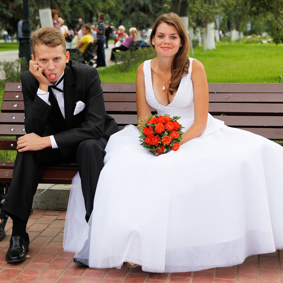 Вечный жених. Молодожены. Жених и невеста фото. Свадебный фотограф. Свадьба Комсомольская правда.