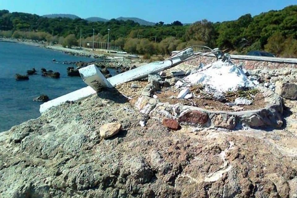 Сломанный крест на острове Лесбос. ФОТО Lesvosnews