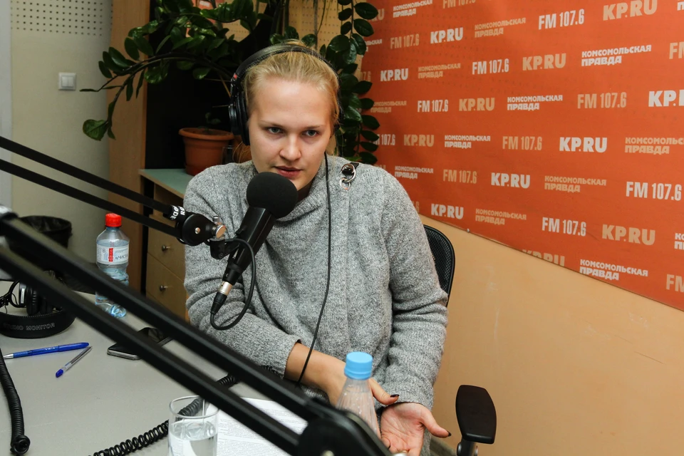 Журналист Юлия Стерхова в студии радио "КП-Ижевск"
