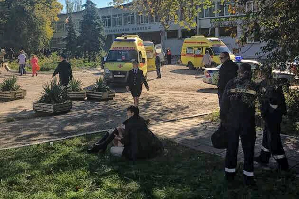 Пострадавшие от взрыва в керченском колледже. Фото предоставлено очевидцем