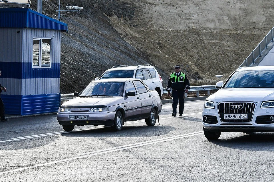 У Крымского моста работают два поста ДПС