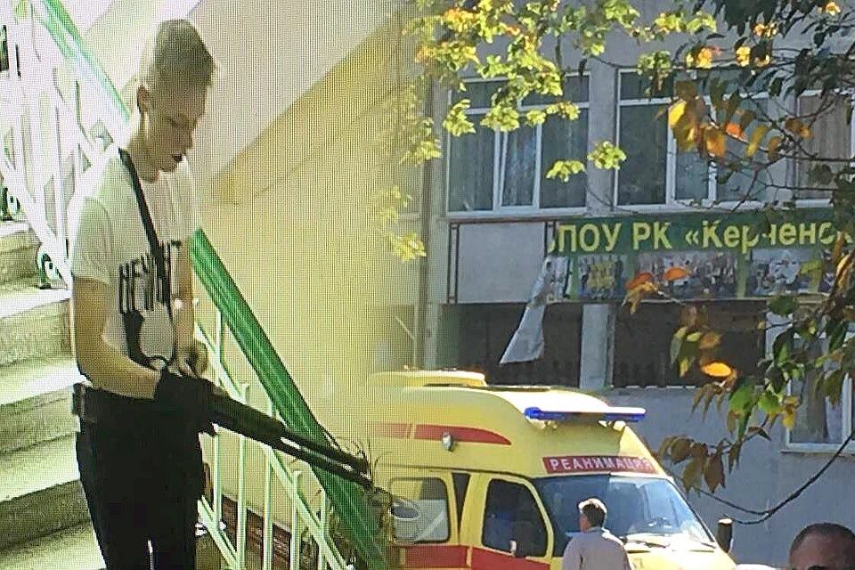 Стрелок, устроивший теракт в керченском колледже, покончил с собой на втором этаже учреждения. Фото прислано очевидцем