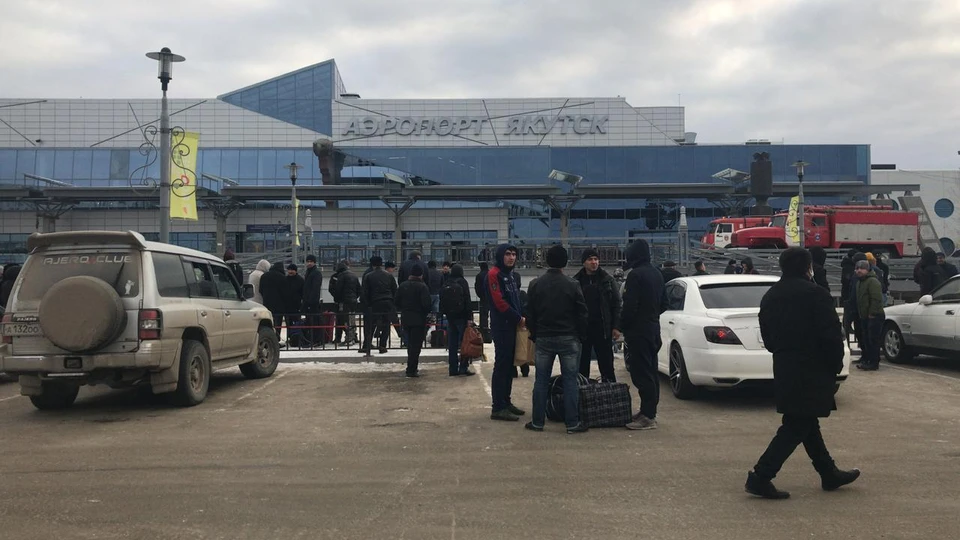 Из аэропорта было эвакуировано 400 человек.