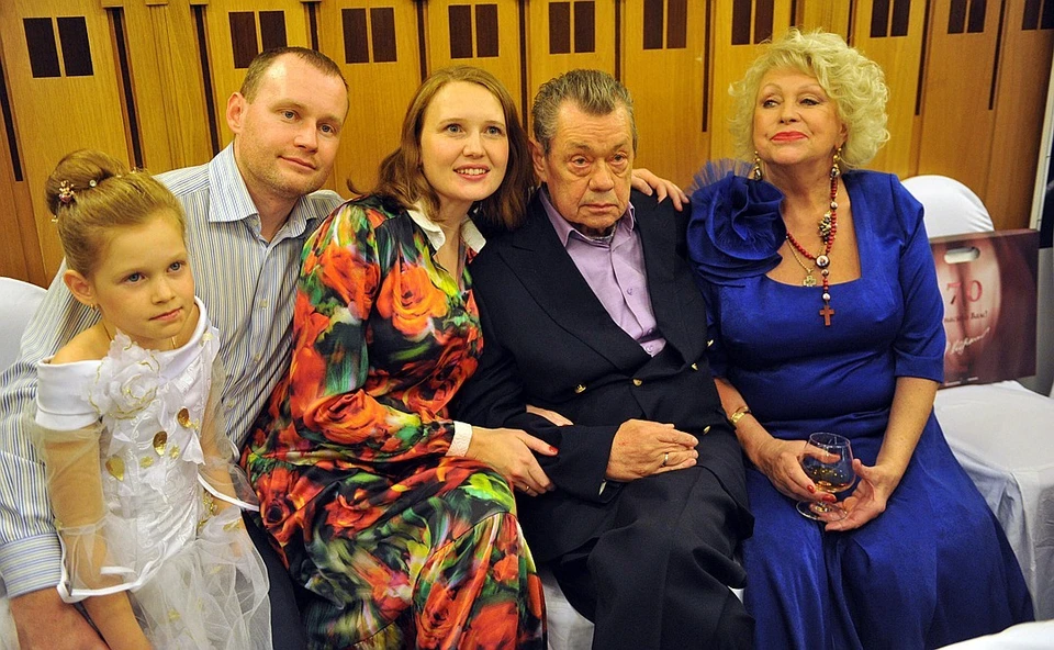 Николай Караченцов с супругой Людмилой Поргиной и их сын Андрей с женой Ириной и дочкой.