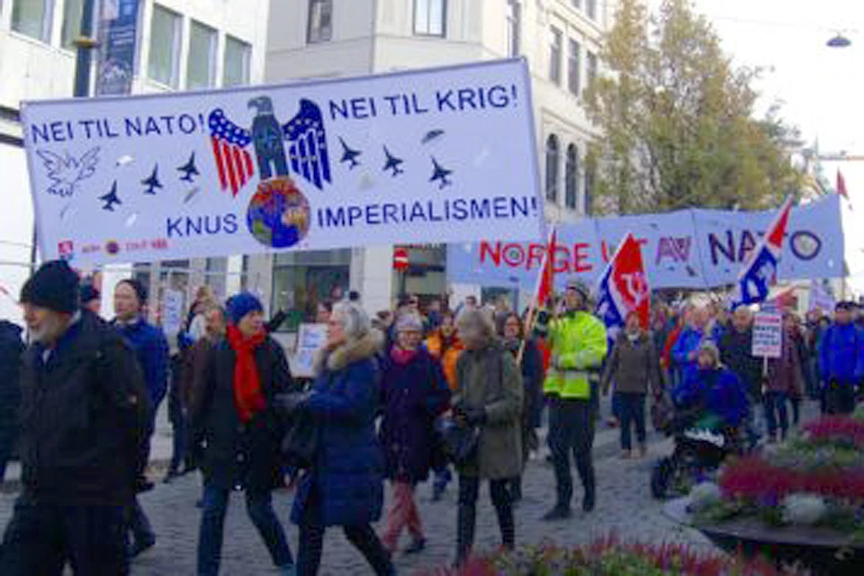 "Нет - НАТО! Нет - войне!" - написано на плакатах манифестантов в Осло.
