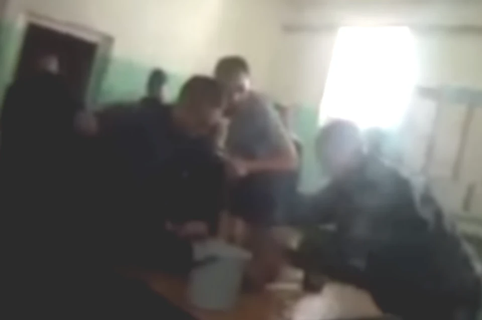 Стоп-кадр с видео пыток Макарова в ярославской колонии №1.
